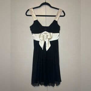 En Focus Petite - Elegant Mini Dress